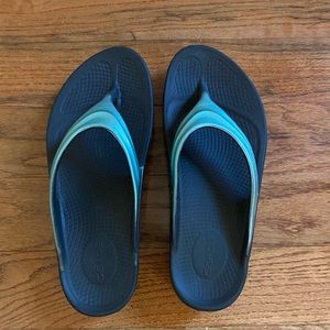 Oofos. Women’s size 10. Never worn!